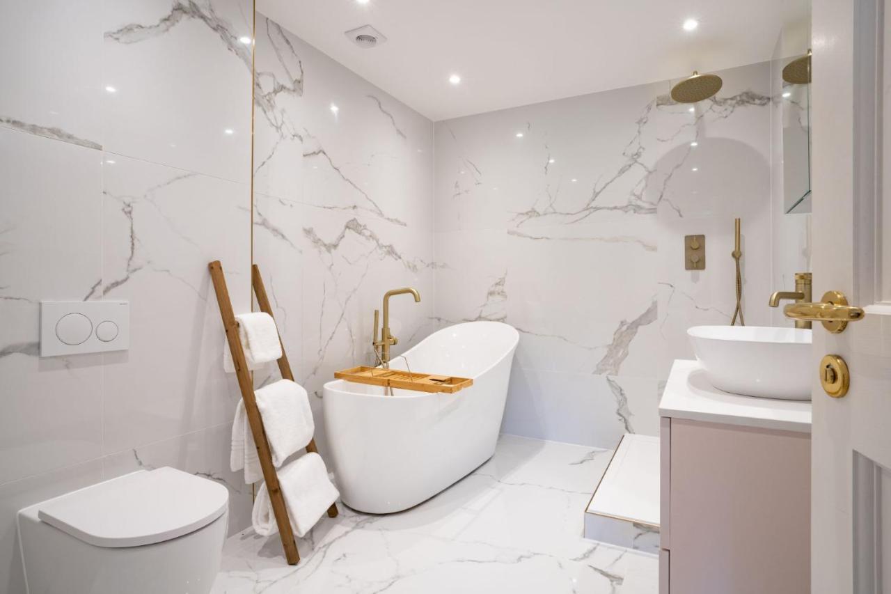 Brand New - Contemporary - 2 Bedroom - 2 Bathroom - Spacious Apartment - Lake Views Ambleside Extérieur photo